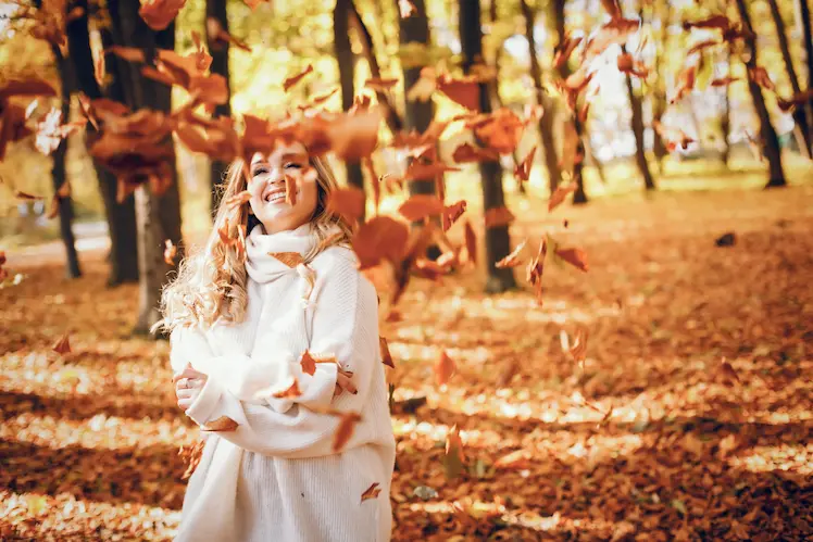 woman playing in fall leaves

closet decluttering for new seasons
