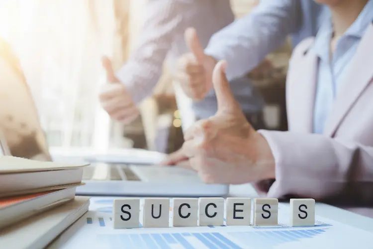 success scrabble letters in front of man with thumbs up laptop books

being a minimalist will help you achieve your goals
