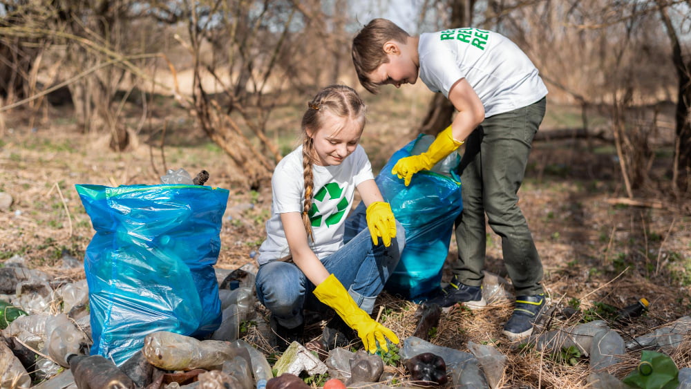 kids picking up garbage recycle