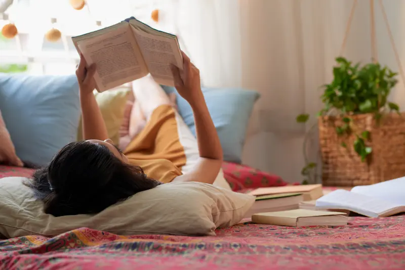 woman laying down reading
